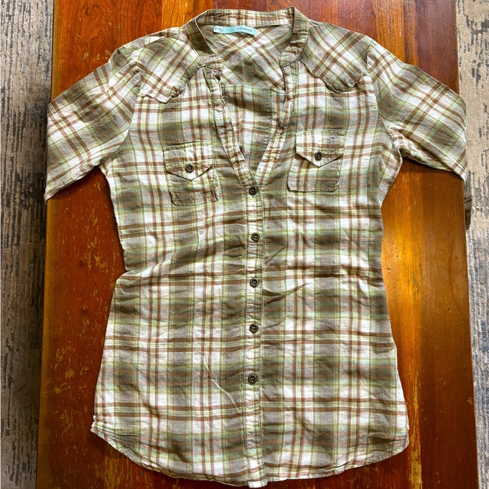 Maurices v-neck plaid button front blouse with 1/2 sleeve and button detail S